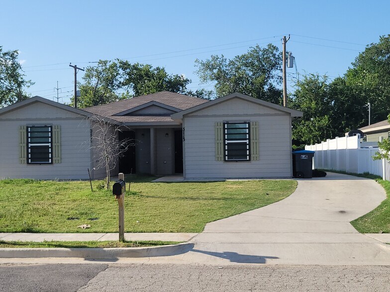 Right side of duplex - 5113 Avenue G