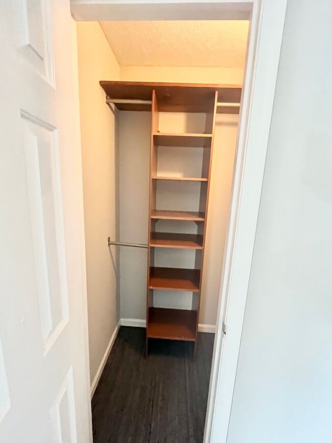 Building Photo - Spacious 2 bedroom/1.5 bathroom Donelson t...