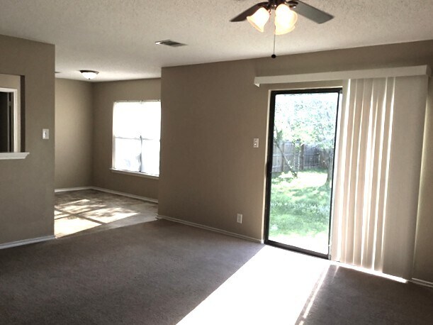Building Photo - 2947 Donnell Dr