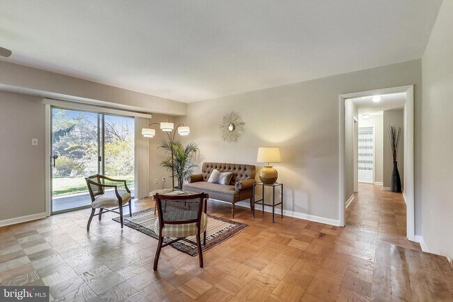 Building Photo - Private and Spacious Condo in Bethesda!