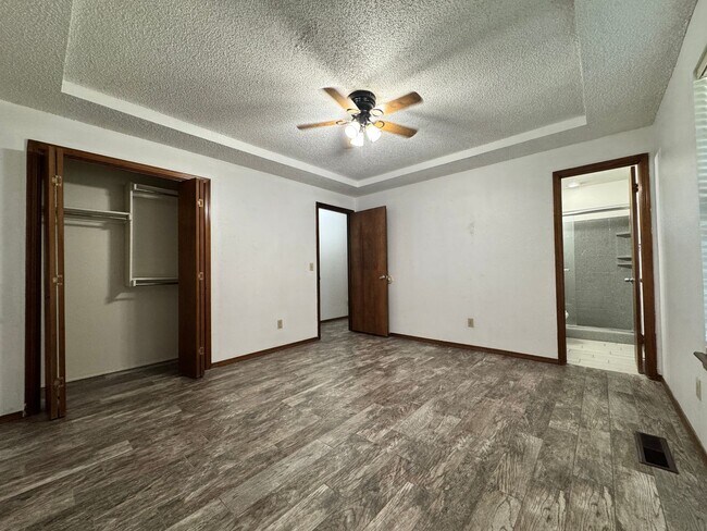 Building Photo - 3 Bedroom, 2 bath, 2 car garage home avail...