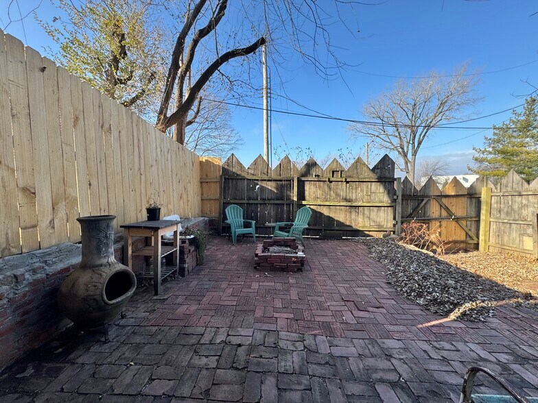 Building Photo - 915 W 16th St