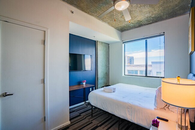 Building Photo - 333 E Roosevelt St