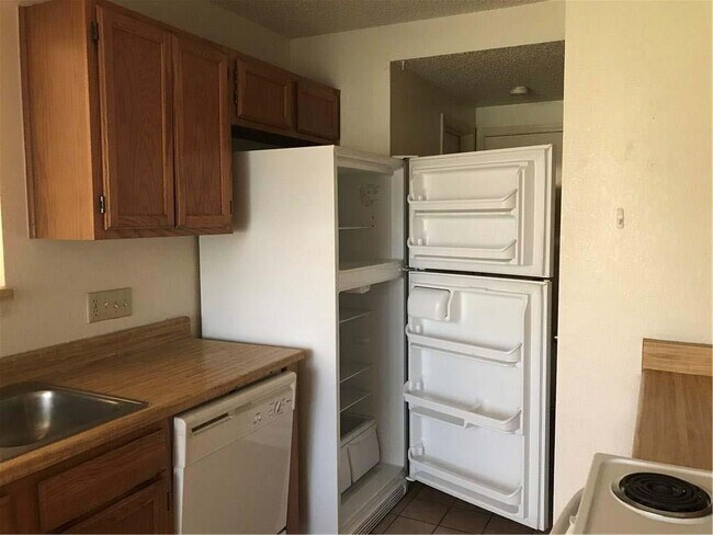 Building Photo - 6107 Parkwood Dr