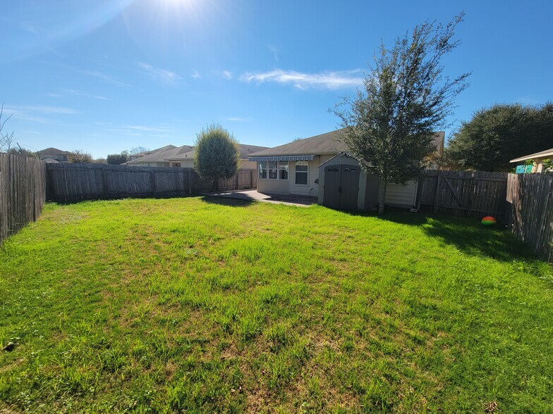 Building Photo - 2123 Wiltshire Dr