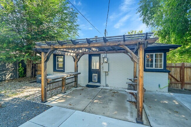 Building Photo - $2,225.00, 2-bed, 1-bath located in Denver.