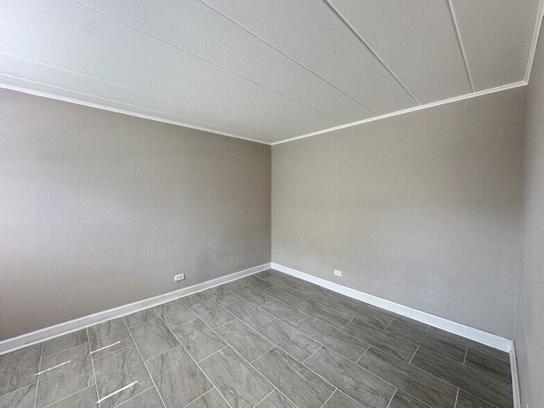 Building Photo - 9630 Ivanhoe Ave