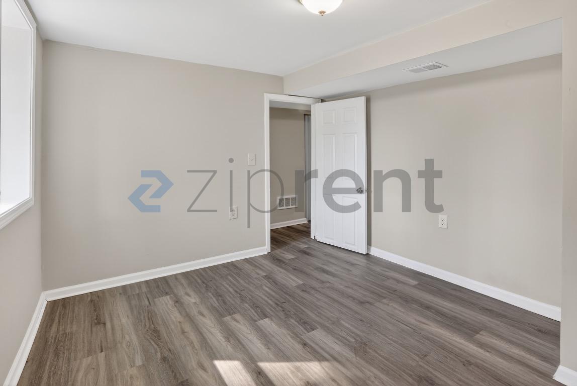 Building Photo - Unit B