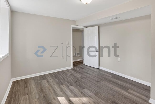 Building Photo - 586 Oakside Dr SW