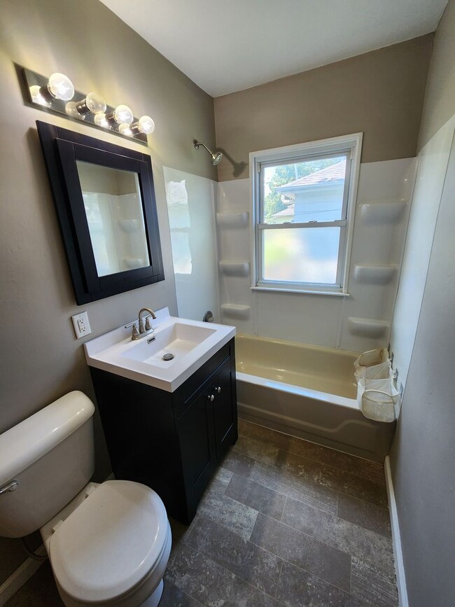 Building Photo - Great 3 Bedroom House