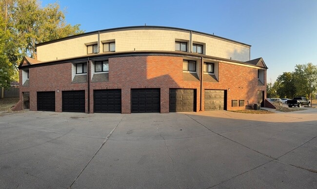 Building Photo - Luxurious 2-Bedroom Apartments with Modern Flair and Parkside Living!