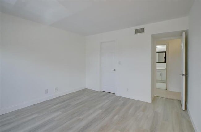 Building Photo - 3040 NE 16th Ave