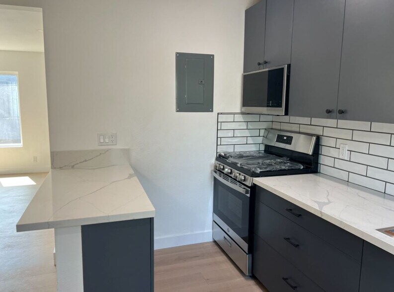 Building Photo - 2714 Queen St