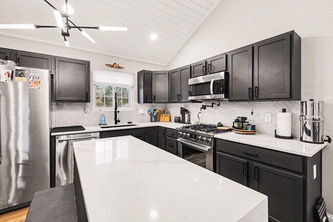 Building Photo - 111 Basswood Cir