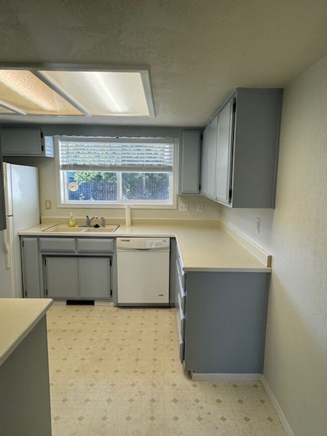 Building Photo - 3 Bedroom/ 2 Bathroom Single Level Home **...