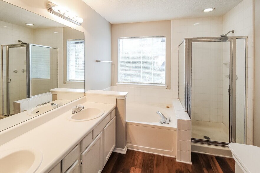 Building Photo - 1015 Redan Trce