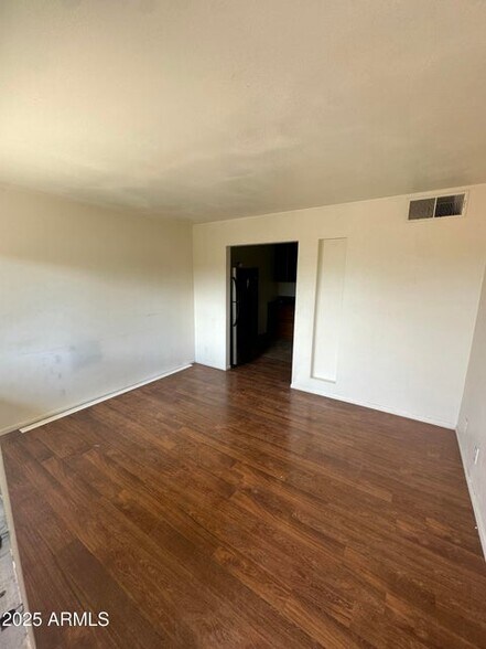 Building Photo - 828 W 2nd St