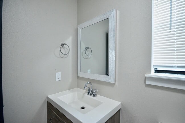 Building Photo - 4735 Redbud St