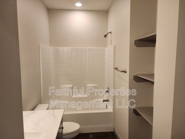 Building Photo - 407 N Logan Ln