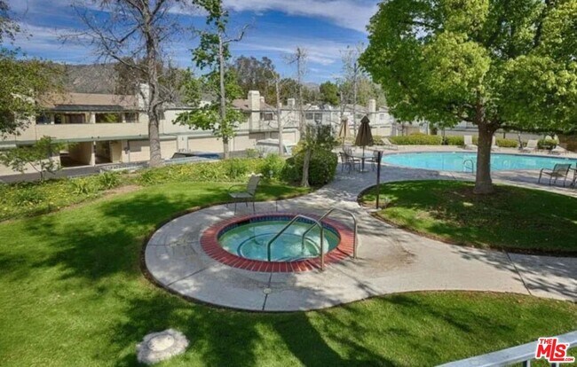 Building Photo - 10574 Sunland Blvd