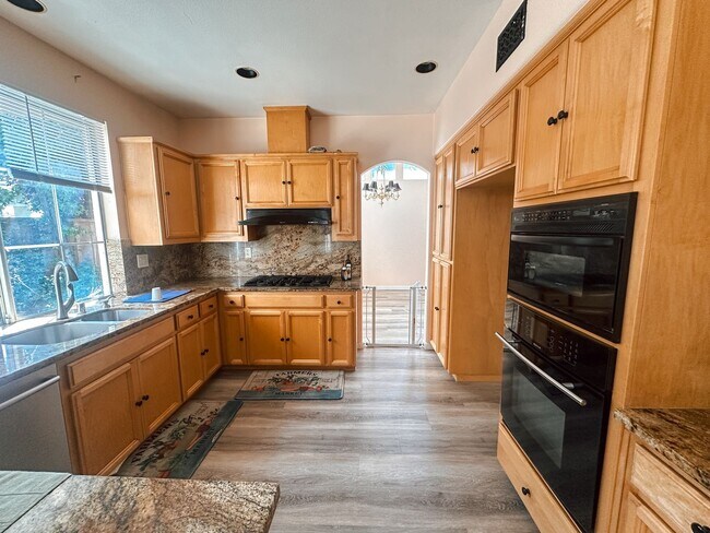 Building Photo - Home in Pleasanton Available!