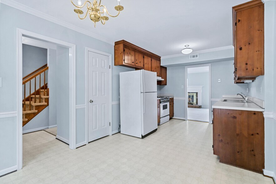 Large Eat in Kitchen (fridge, stove, dishwasher included) - 117 Wellesley Dr
