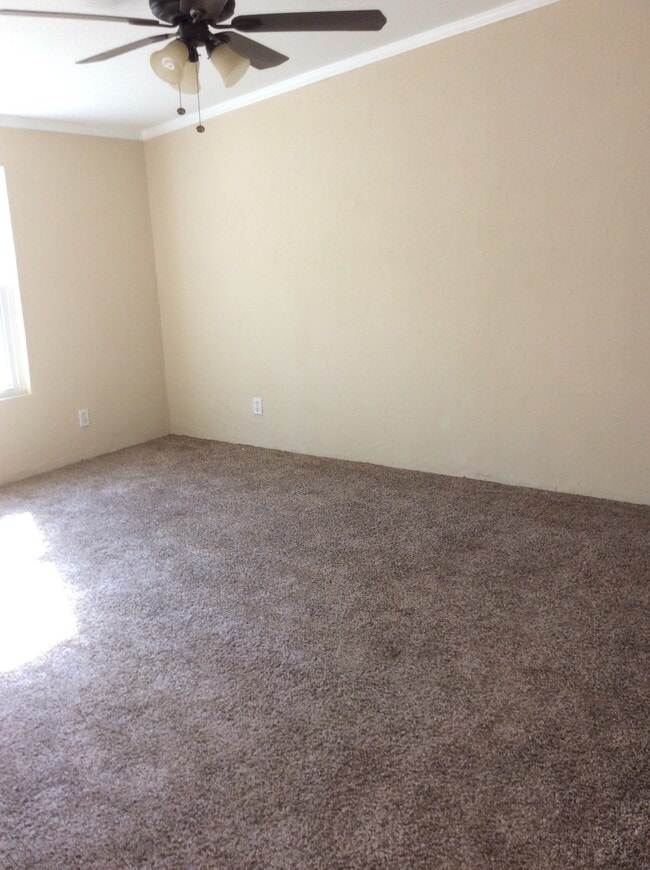 Building Photo - Large 4 Bedroom 2 bath DWMH