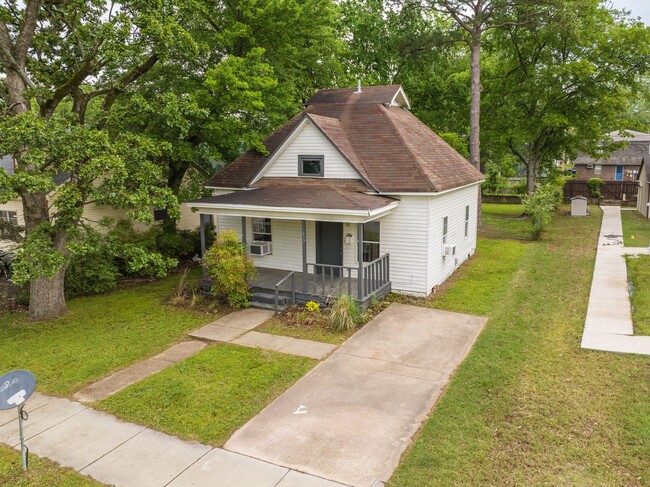 Building Photo - Freshly Updated 3 Bedroom House