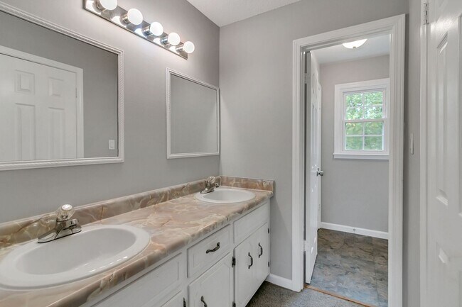 Building Photo - 900 Cimarron Ct