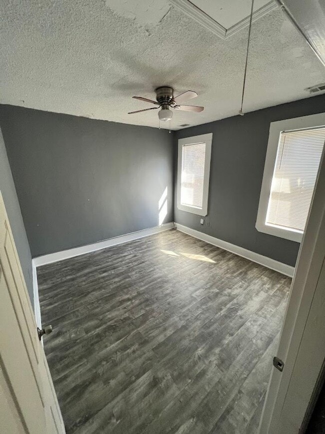 Building Photo - MOVE IN READY