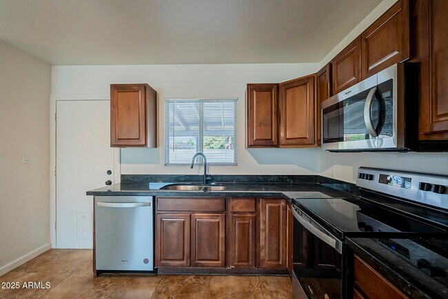 Building Photo - 481 N Sunset Dr