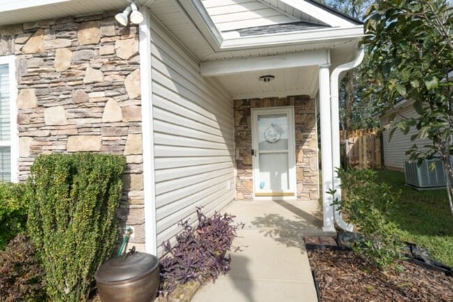 Building Photo - Charming 3-Bedroom, 2-Bath Home with Vaulted Ceilings and Open Floor Plan!
