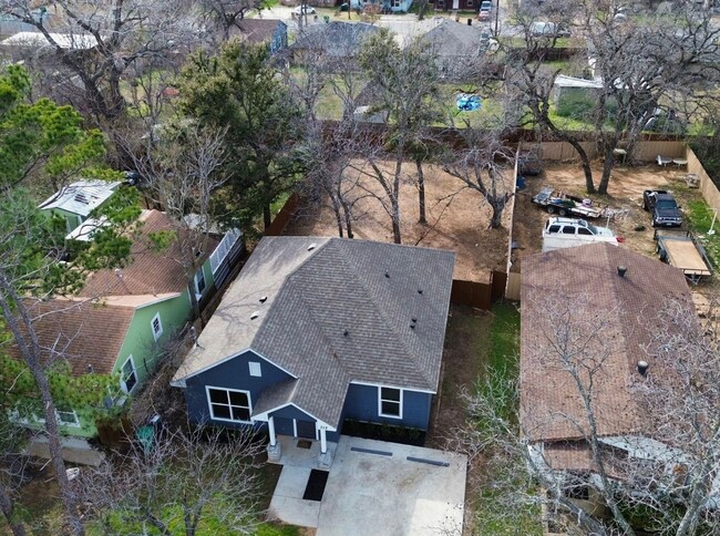 Building Photo - Charming 3 Bed 2 Bath Home - Fenced Backyard!