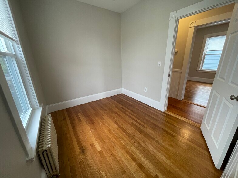 Building Photo - 27 Dix St