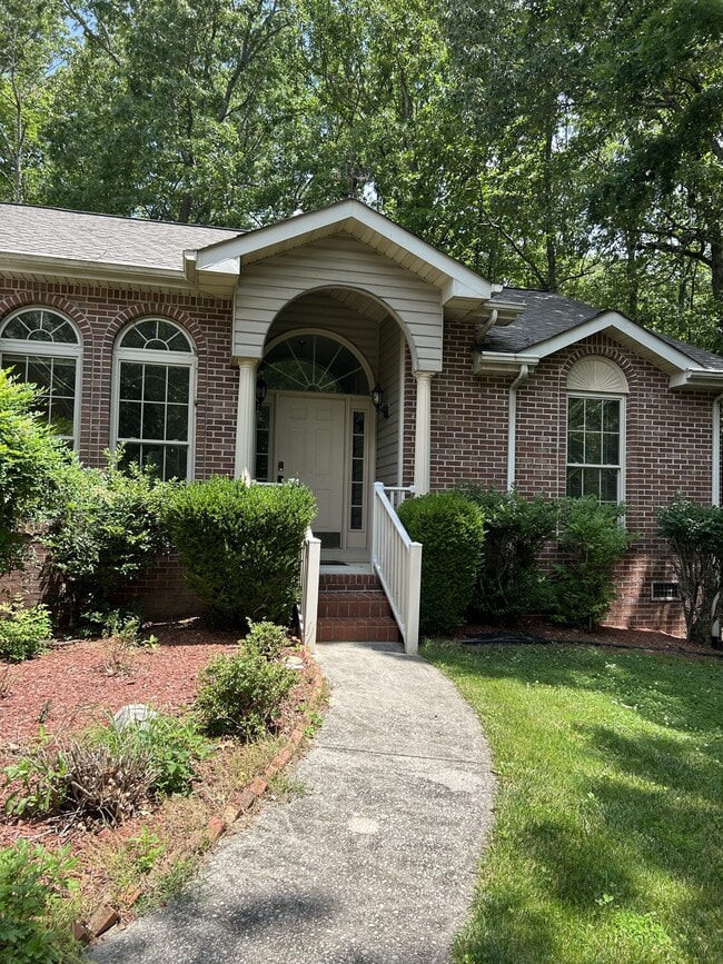 Building Photo - 129 Ivy Ln