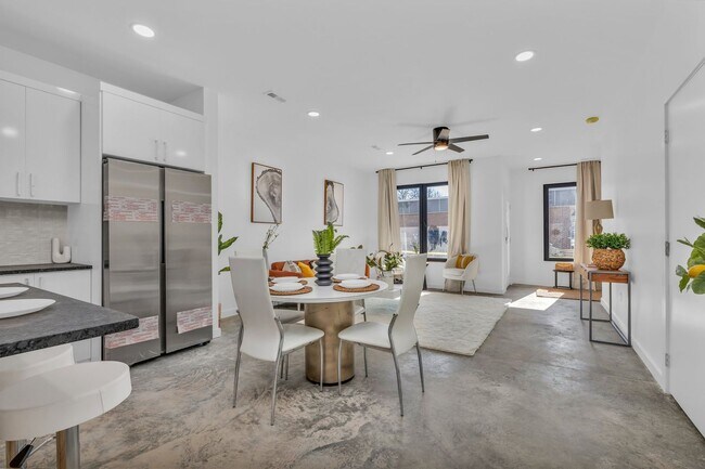 Building Photo - Modern + Classic Feel in the Heart of Downtown Chattanooga | 4 beds, 2.5 baths!