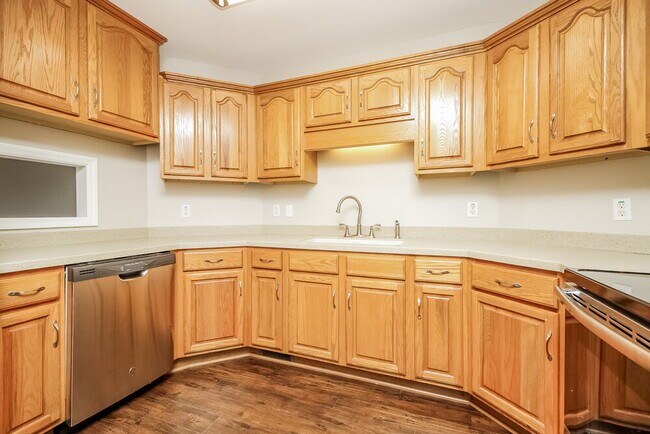 Building Photo - 2900 Hearthside Dr