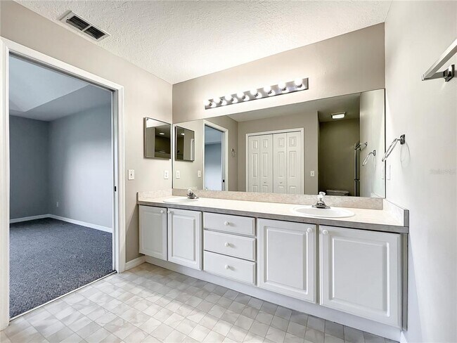 Building Photo - 1364 Hillview Dr