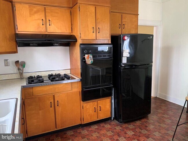 Building Photo - 1228 W 37th St