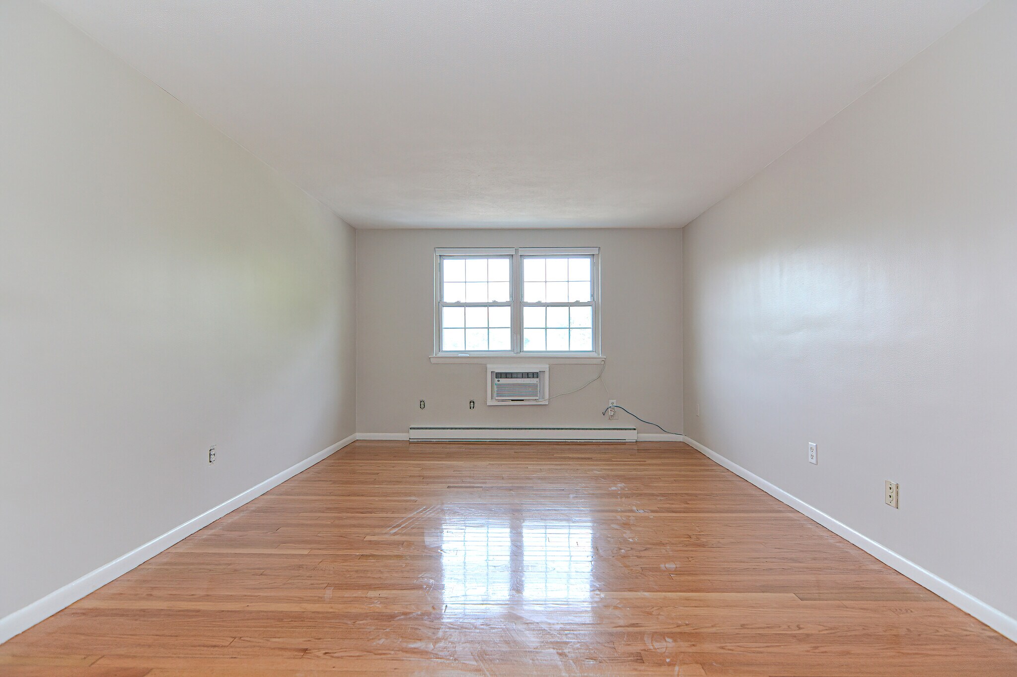 Building Photo - 4 Colonial Village Dr