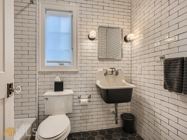 Building Photo - 3312 W Shadowlawn Ave NE