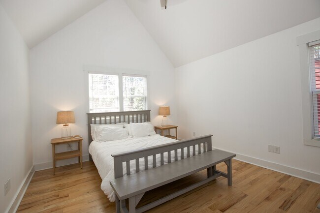 Building Photo - Charming Cottage in DOWNTOWN Southern Pines