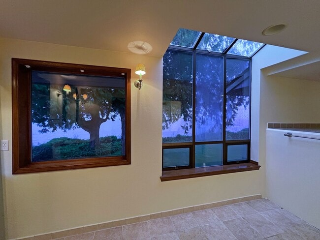 Building Photo - Gated Sound view home Des Moines area, 4 bed plus den 2.5 bath 3900 s/f, Available NOW!!!