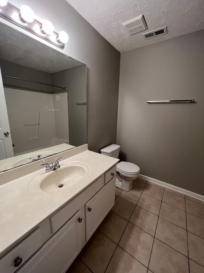 Building Photo - Lovely 2 Bed 2 Bath Condo with Community Pool