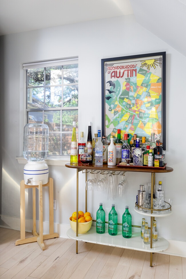 Building Photo - 1702 Drake Ave