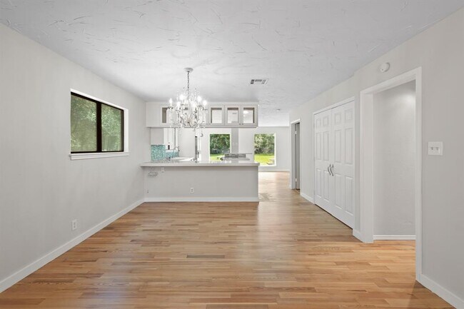 Building Photo - 2218 Bahama Rd