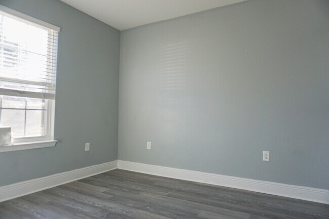 Building Photo - 321 Apple Dr