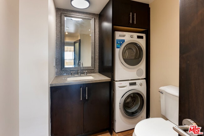 Building Photo - 2220 Ave of the Stars