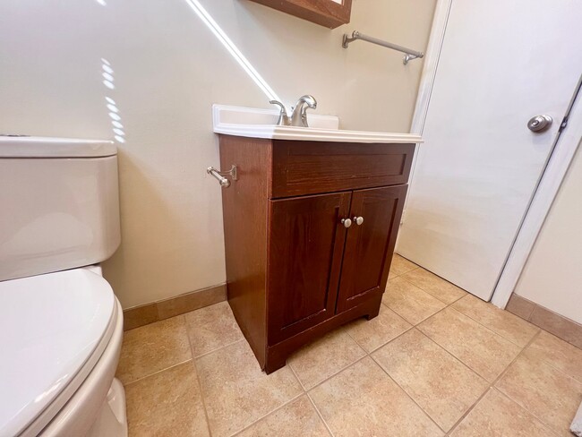 Building Photo - 1104 Little High St