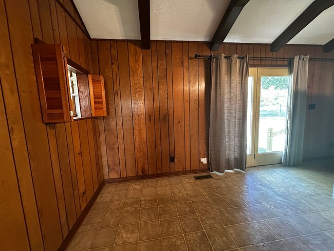 Building Photo - **Move-In Special !! 3 bed/ 2 bath rancher...